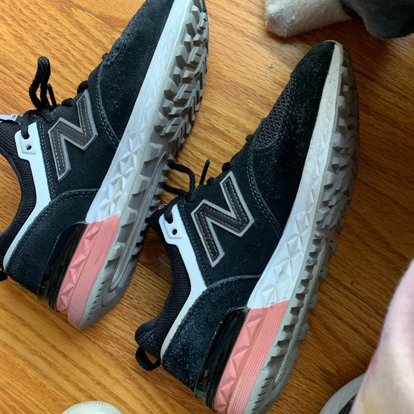 New Balance Women’s size 7 athletic shoes. - Picture 4 of 6